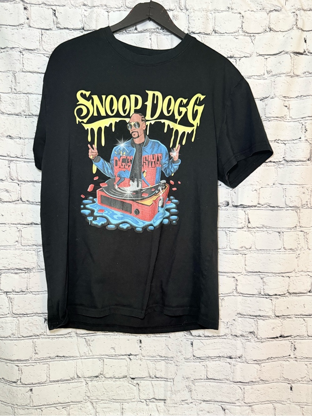 Snoop Dogg Graphic Tee in Black with Yellow Logo. Size L
